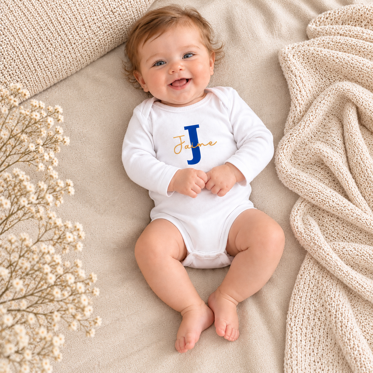 bebe con body personalizado con letra y nombre